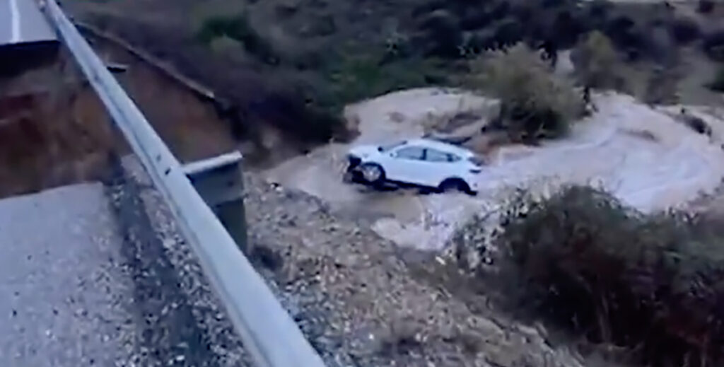 VIDEO: Hispaanias vajus vihmaga maanteesild kokku ja üks auto kukkus jõkke