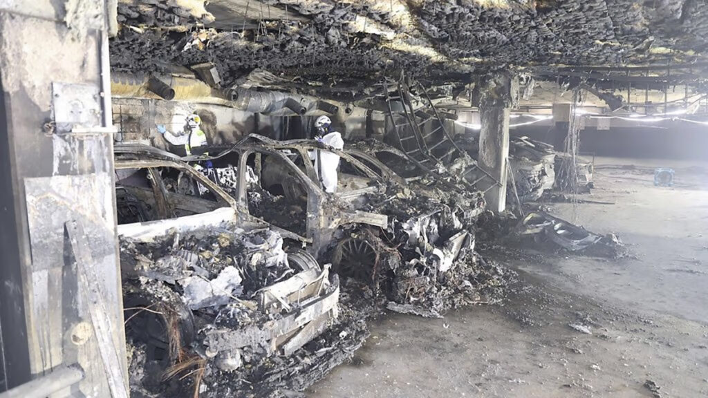 PILDID: Tampere parkimismaja laastav tulekahju sai alguse laadima pandud hübriid-Audist