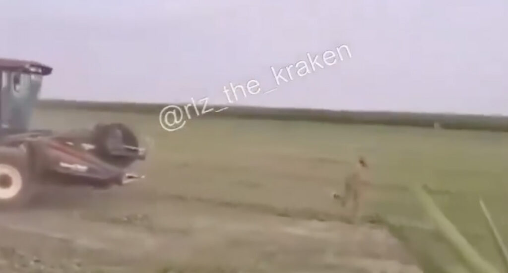 VIDEO: Ukraina talunik ajas sõjaväe värbajat põllul traktoriga taga