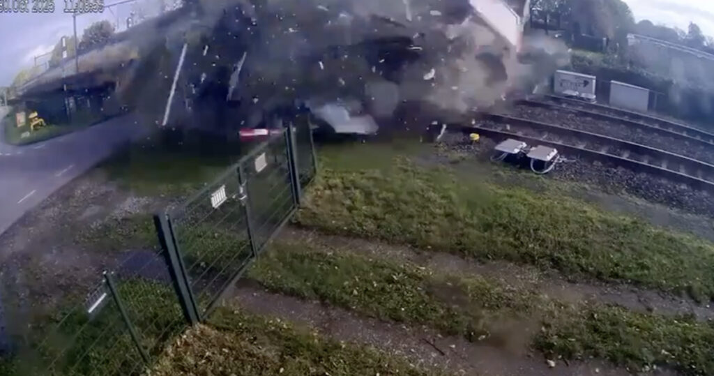 VIDEO: veok jäi raudtee ülesõidule kinni ja rong sõitis sisse