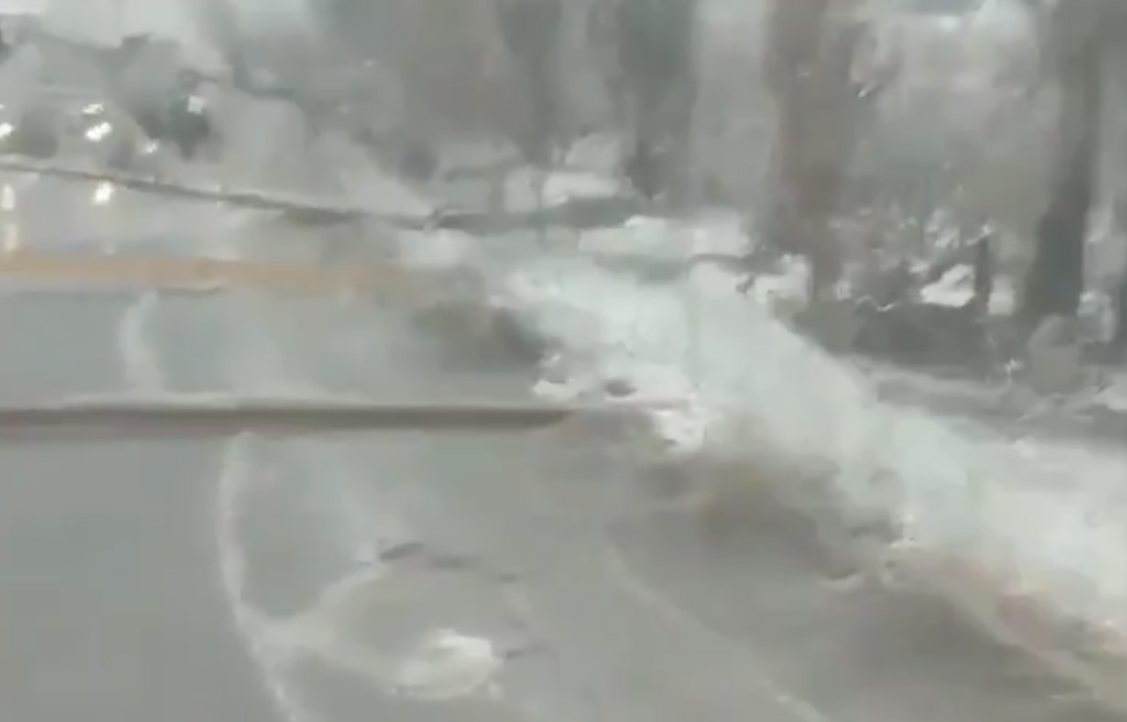 VIDEO: Ukrainas teede kohale pandud võrgud kukkusid lume raskusega alla