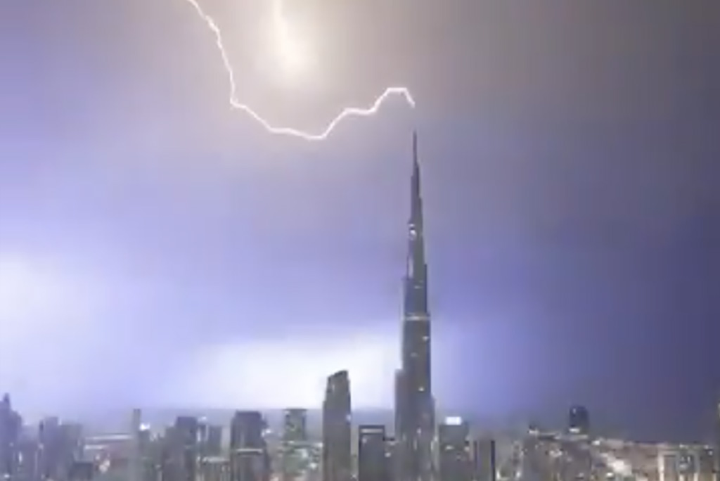 VIDEO: äike lõi sisse maailma kõrgeimasse hoonesse