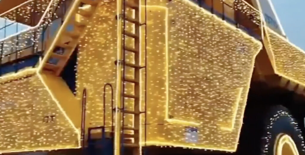 VIDEO: Valgevenes pandi kuuse asemel välja küünaldega kaunistatud suur veok