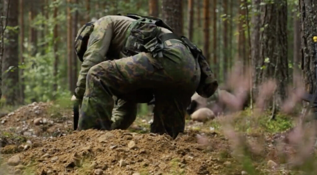 Ukraina sõda muutis Soomes ajateenijate väljaõpet: ööbitakse telkide asemel kaevikutes