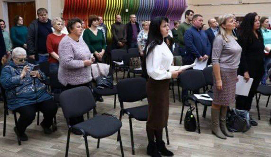 Venemaa Karjalas sai trahvi naine, kes keeldus hümni mängimise ajal püsti tõusmast