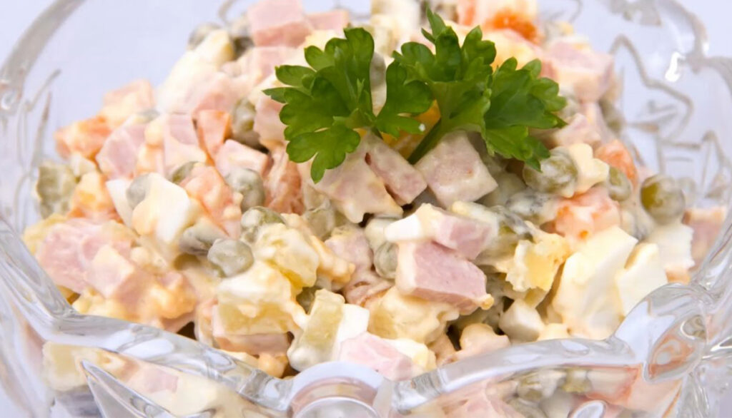 Meedia: Eestis ostetakse kokku herneid ja majoneesi, kuna levib kuuldus, et tahetakse keelata kartulisalat