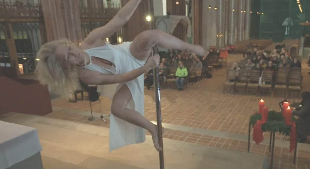 VIDEO: Saksamaal hakati kirikus postitantsu tegema