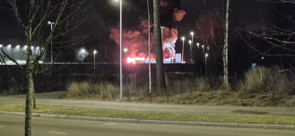 Soomes süttisid Lidli lao juures rekkad põlema