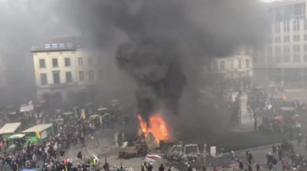 VIDEO: Brüsseli kesklinnas valitseb kaos – Euroopa põllumehed alustasid mässu