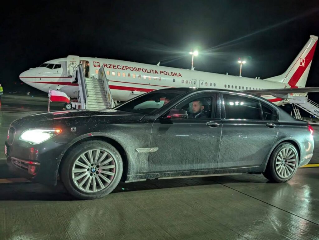 Suur skandaal: Poola presidendile saadeti Lätis vastu pesemata auto