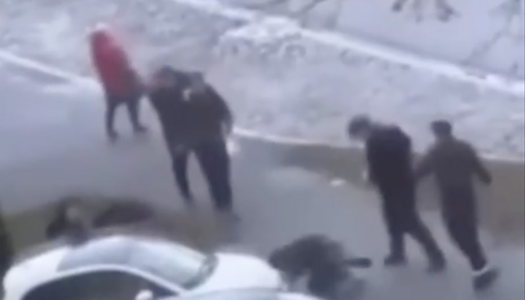 VIDEO: poolakad peksavad ukrainlasi NB! Nõrganärvilistele mittesoovitav