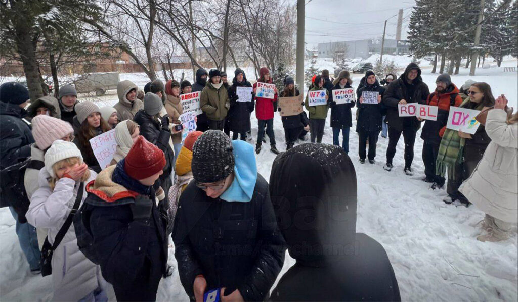 PILDID: Vene noored mässavad Robloxi keelamise vastu