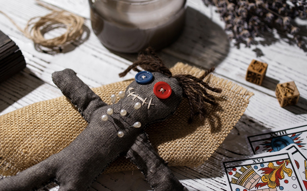 Siseinfo: Ukraina presidendi kantselei juhi kodust leiti voodoo-nukke ja muud musta maagia atribuutikat