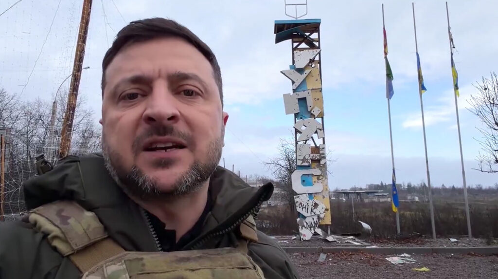 VIDEO: Ukraina president käis rindelinnas, mille Vene juhid väitsid olevat vallutatud