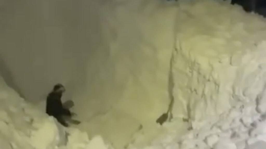 VIDEO: Venemaa mattub lumme – mees kaevas auto välja 5-meetrisest hangest