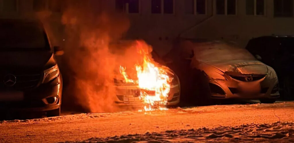 Helsingis süütas uusaasta rakett auto