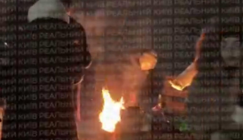 VIDEO: Kiievi elaniku kogunevad õue lõkke äärde, et sooja saada ja süüa teha