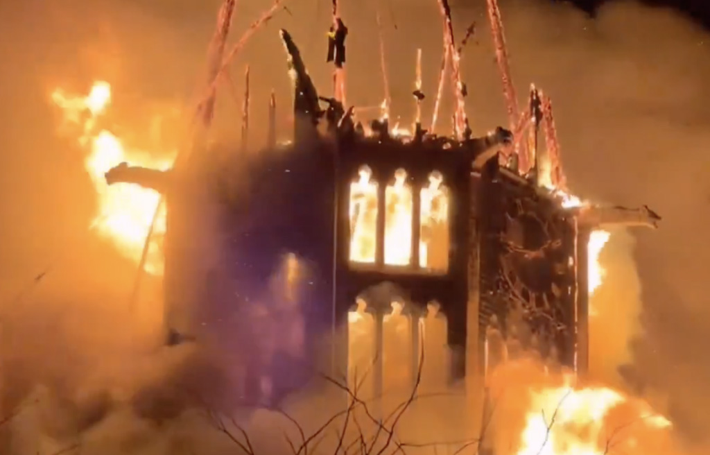 VIDEO: hullunud migrandid ründasid Hollandis ilutulestikega politseid, süttis ajalooline kirik