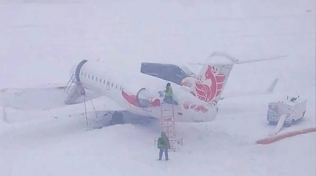 PILTUUDIS: Peterburis jäi lennuk lumehange kinni