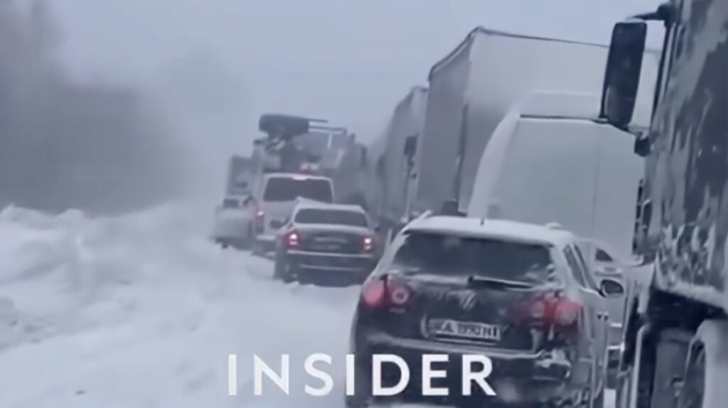 VIDEO: Ukrainas on maanteel hullumaja, sest pole, kes lund lükkaks