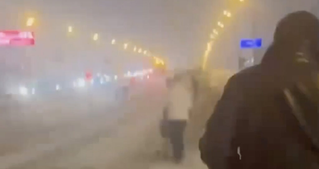 VIDEO: Moskvas on tohutu lumeuputus, inimesed lähevad jalgsi tööle