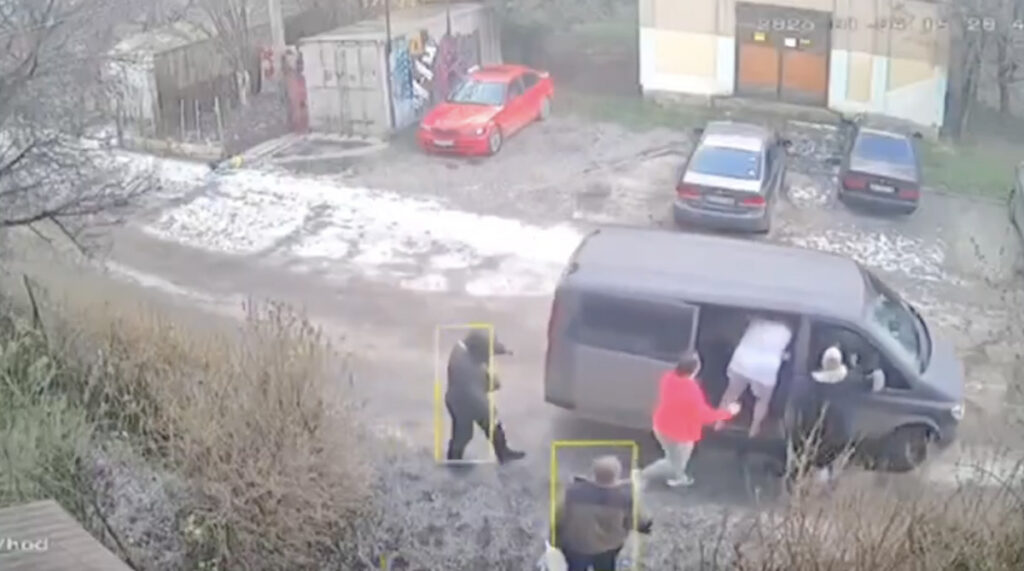 VIDEO: Ukraina naised päästavad küla viimast meest