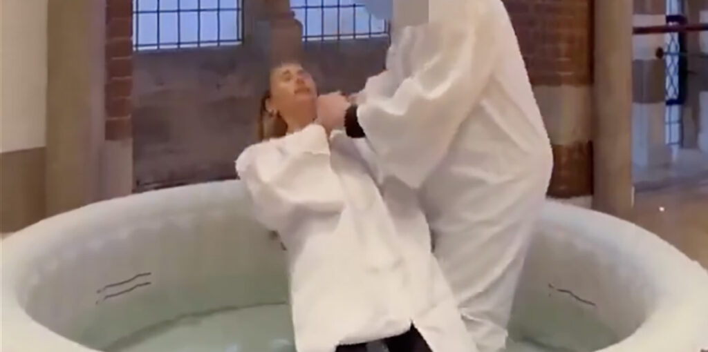 VIDEO: tuntud OnlyFansi modell puhastus pühas vees