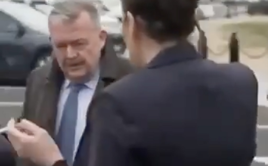 VIDEO: Taani ja Gröönimaa juhid kimusid närviliselt suitsu pärast kohtumist USA esindajatega