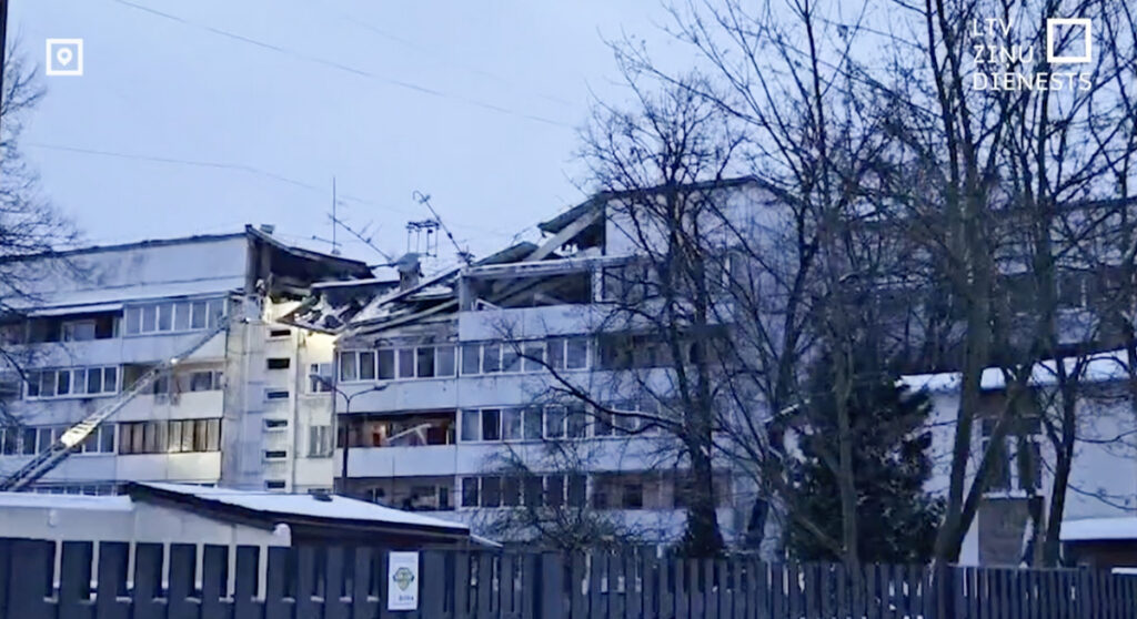 Riias kukkus kortermaja plahvatuses kokku, kaks inimest said surma