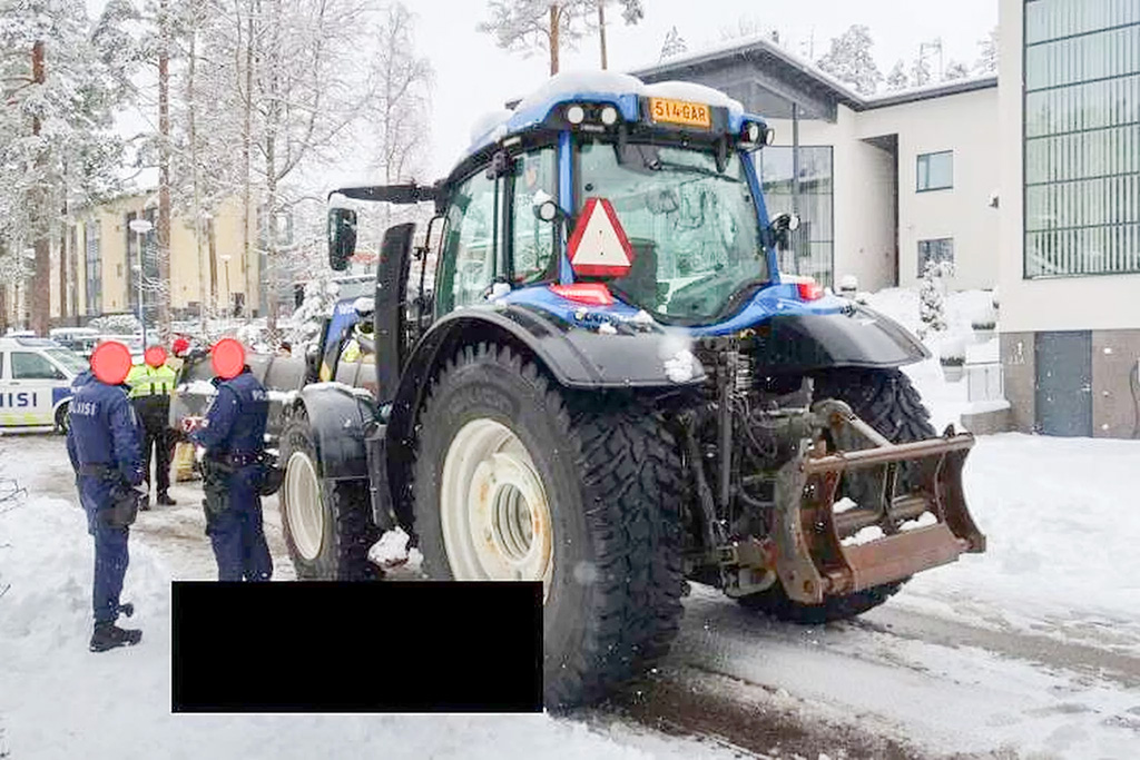 Soomes hukkus 10-aastane laps traktori rataste all – pildid kirjeldavad koledat olukorda