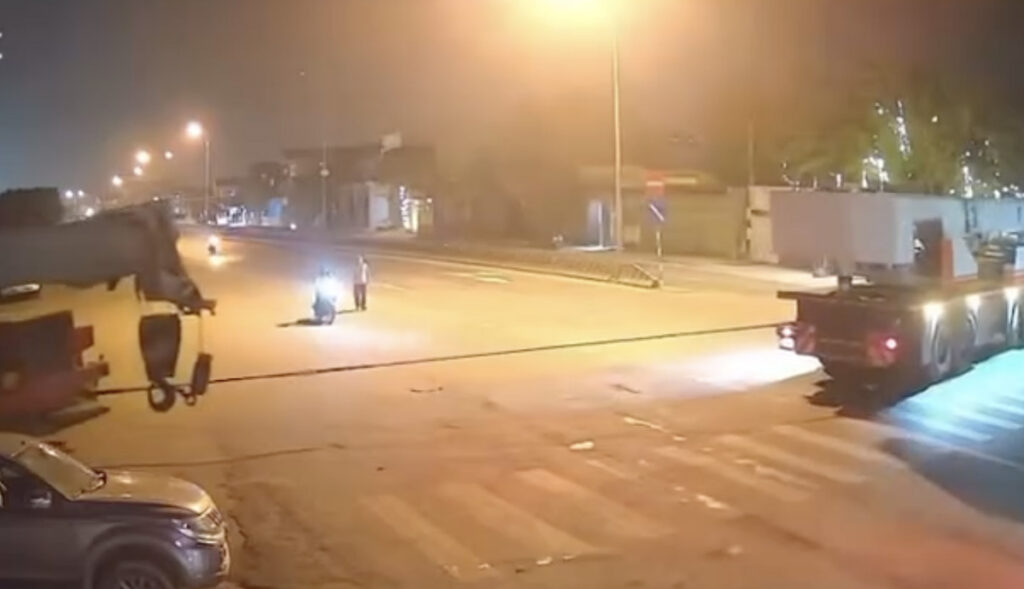 VIDEO: mootorrattur sõitis vastu trossi ja jäi peata. NB! Nõrganärvilistele mittesoovitav