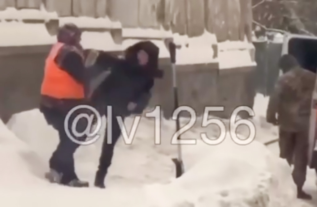 VIDEO: Ukrainas tegi kojanaine politsenikule tuupi