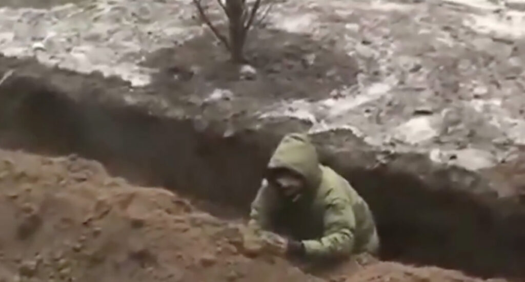 VIDEO: sõjast koju pääsenud vene mees kaevas maja ette kaeviku ja istub seal sees