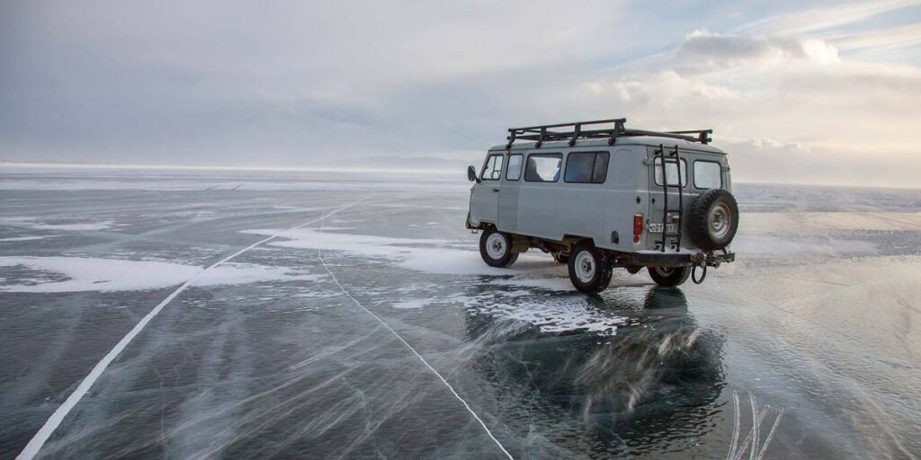 VIDEO: Baikali järvel vajus läbi jää väikebuss Hiina turistidega