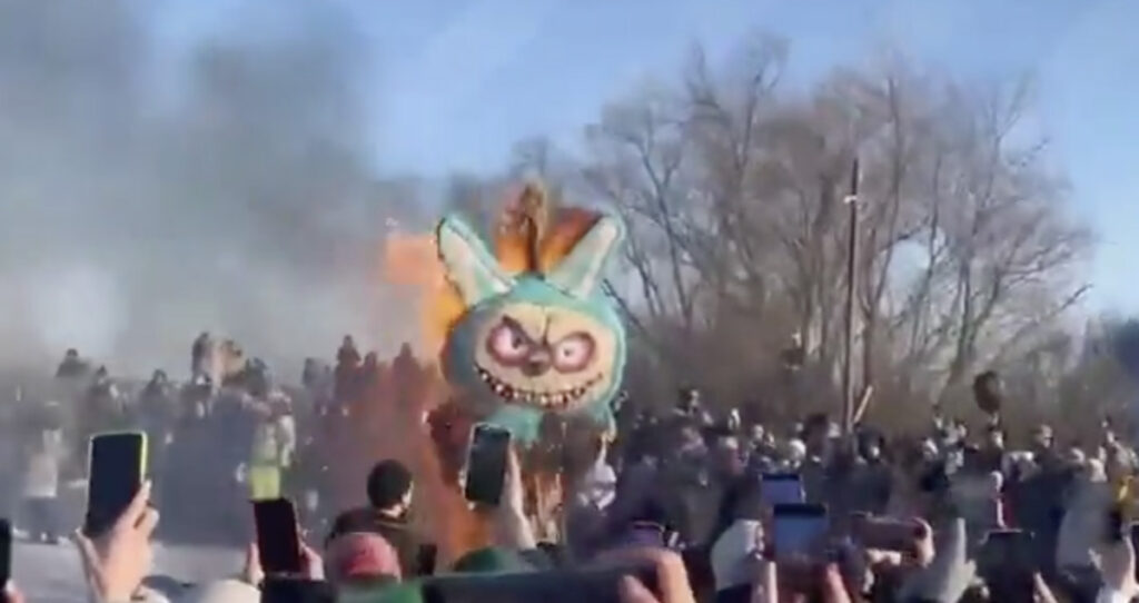 VIDEO: Venemaal süüdati vastlapäeva puhul põlema suur Labubu