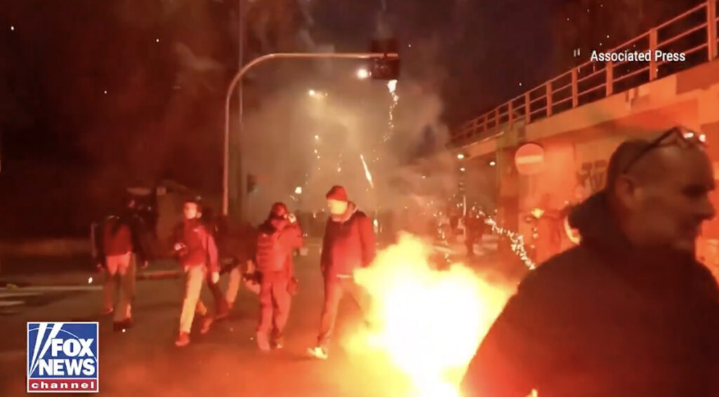 VIDEO: kaos olümpial – meeleavaldajad tulistasid ilutulestiku rakette