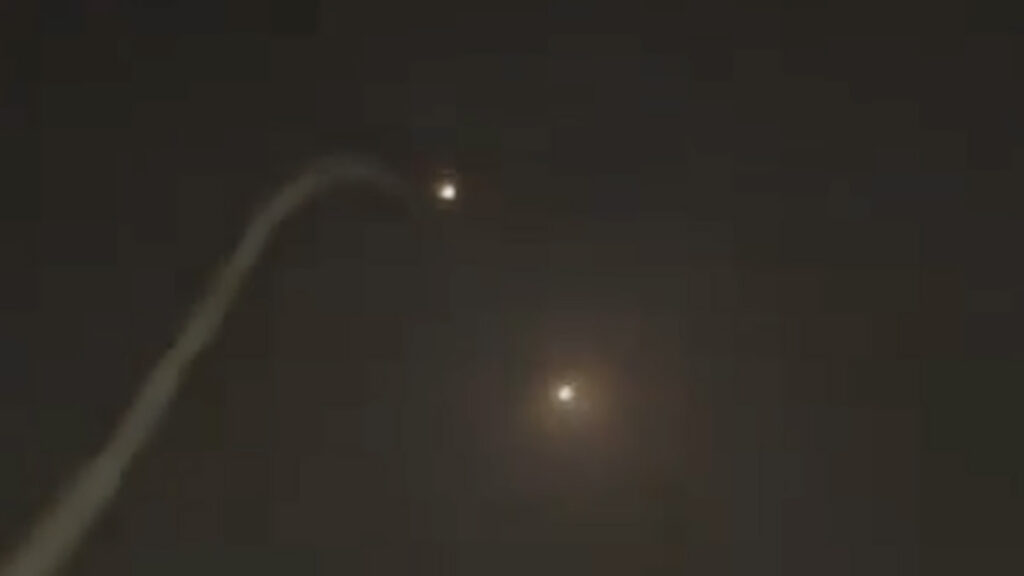 VIDEO: mitu USA Patrioti õhutõrjeraketti ei suuda alla tulistada Iraani raketti