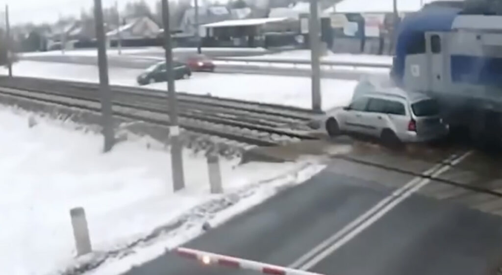 VIDEO: auto jäi Poolas korraga kahe rongi alla
