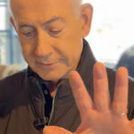 Kas see on päriselt tema? Iisraeli peaministri kontol avaldati video, kus tal on viis sõrme