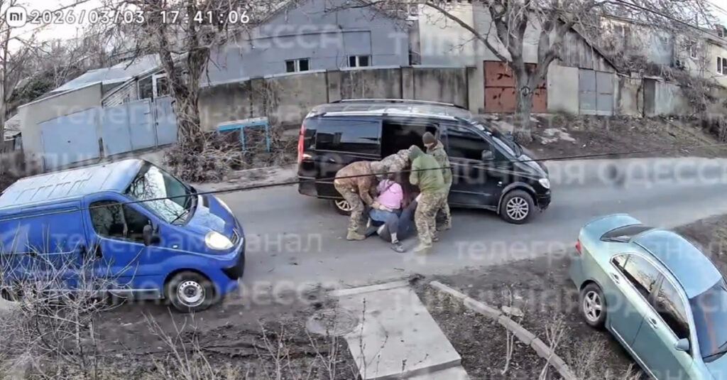 VIDEO: Ukraina mees tiriti koos naisega bussi