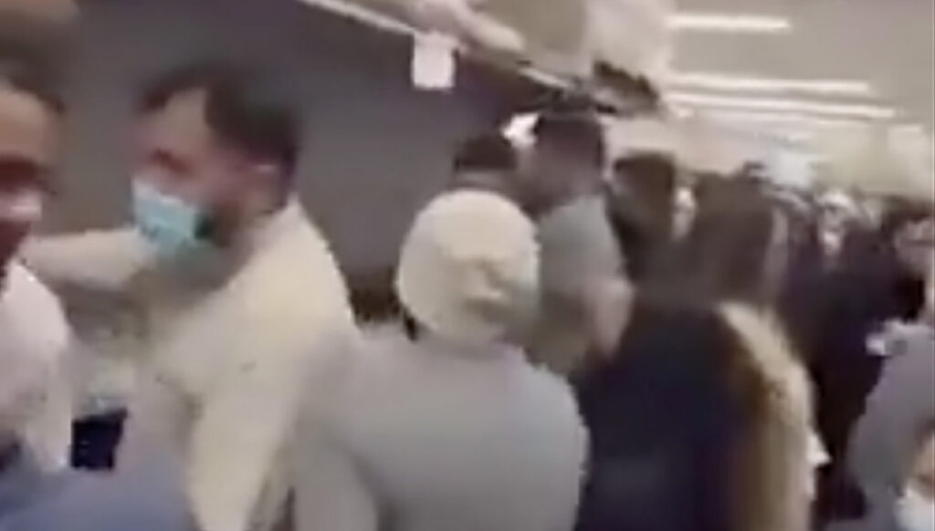 VIDEO: Dubais krabatakse poodidest toitu ja muud esmavajalikku