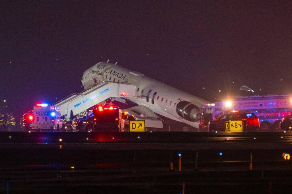 VIDEO: New Yorgi lennuväljal põrkas lennuk kokku tuletõrjeautoga, lennuki piloodid said surma, lennuväli suleti