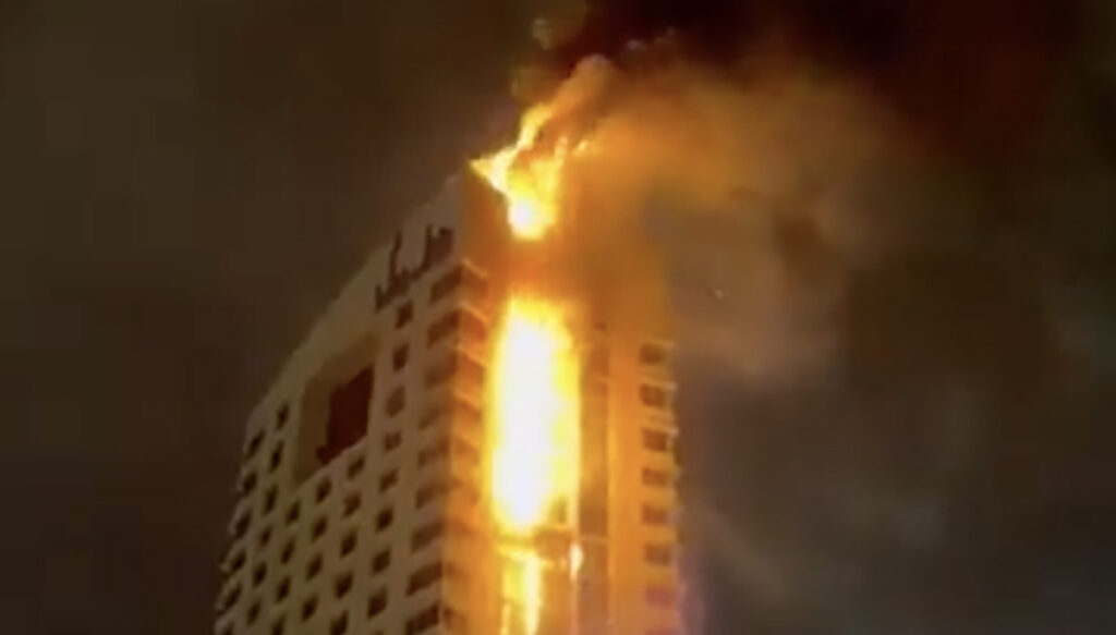 VIDEO: Kuveidis sai rünnakus tabamuse ja süttis põlema kõrghoone