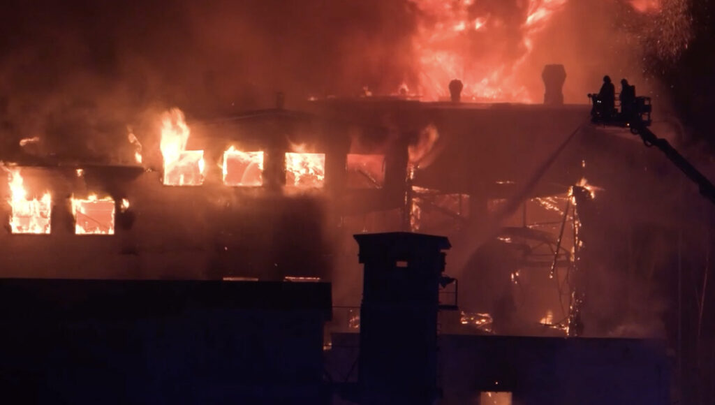 Soomes süttis suur tehasehoone