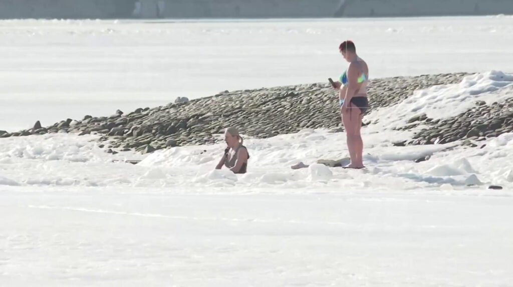 VIDEO: Peterburis veel lumi maas, aga juba võetakse päikest