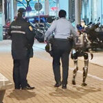 VIDEO: Hiinas kukkus robot tänaval vaidlema, politsei pidas kinni