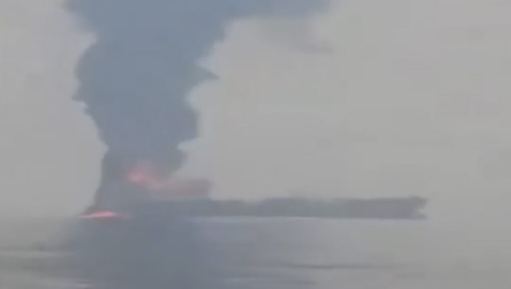 VIDEO: Hormuzi väinas sai tabamuse naftatanker ja süttis põlema