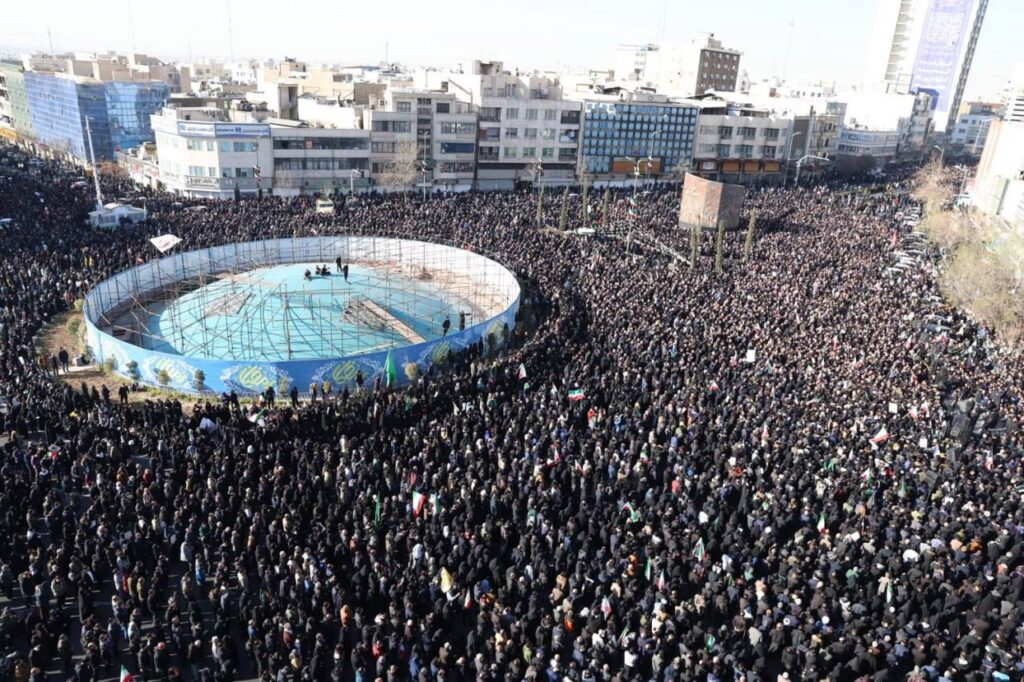 PILDID: Iraanis kogunes rahvas tänavale tapetud juhti leinama