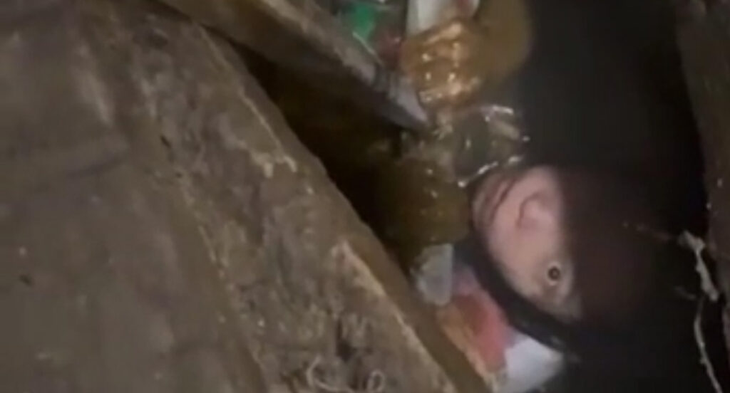 VIDEO: tüdruk kukkus avalikku tualetti NB! Nõrganärvilistele mittesoovitav