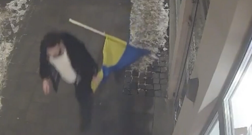VIDEO: Lätis otsitakse taga meest, kes rebis seinalt Ukraina lipu ja viis selle kaasa